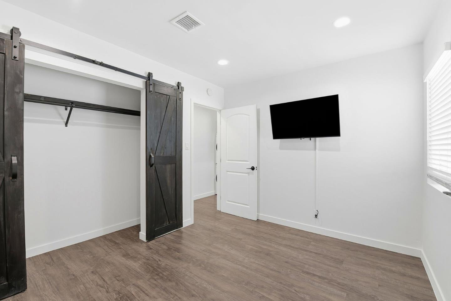 Detail Gallery Image 14 of 19 For 17055 Gault St, Van Nuys,  CA 91406 - 3 Beds | 1 Baths