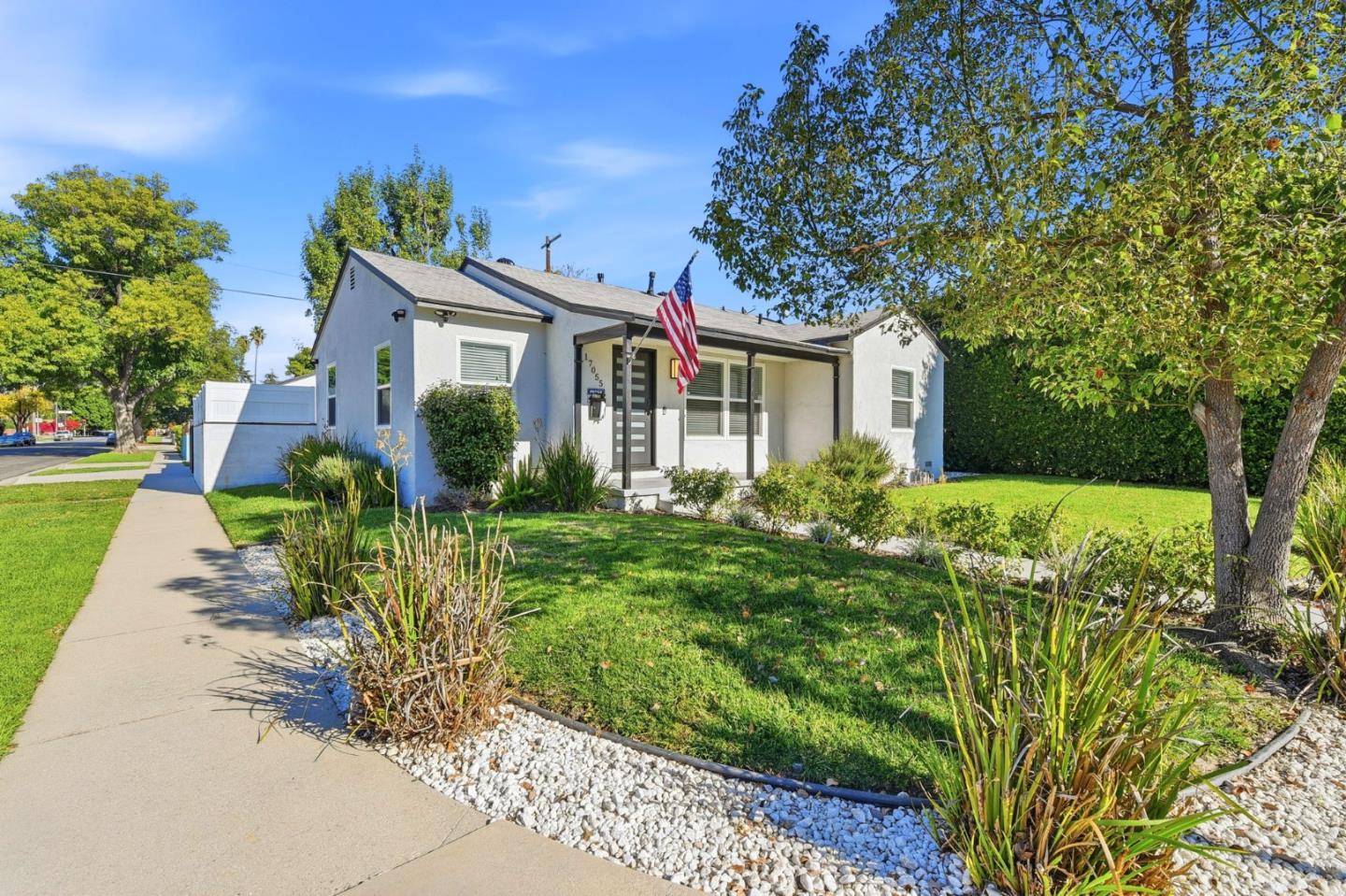 Detail Gallery Image 2 of 19 For 17055 Gault St, Van Nuys,  CA 91406 - 3 Beds | 1 Baths