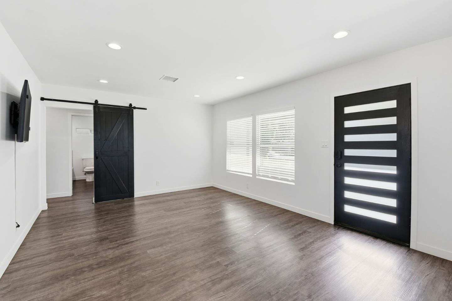 Detail Gallery Image 4 of 19 For 17055 Gault St, Van Nuys,  CA 91406 - 3 Beds | 1 Baths