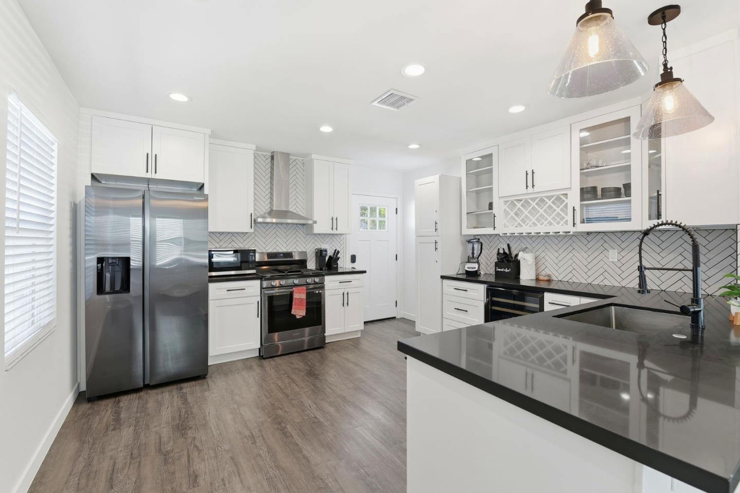 Detail Gallery Image 7 of 19 For 17055 Gault St, Van Nuys,  CA 91406 - 3 Beds | 1 Baths