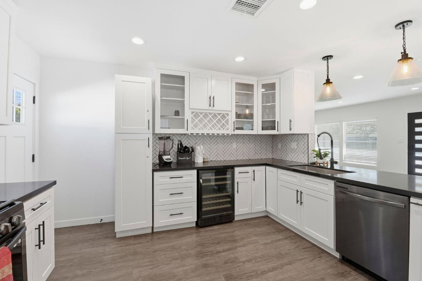 Detail Gallery Image 9 of 19 For 17055 Gault St, Van Nuys,  CA 91406 - 3 Beds | 1 Baths