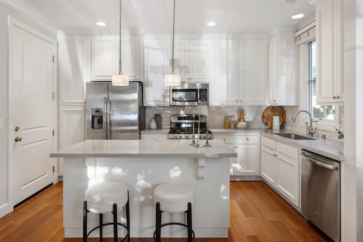 Detail Gallery Image 11 of 28 For 1587 Kentfield Ave, Redwood City,  CA 94061 - 3 Beds | 2/1 Baths