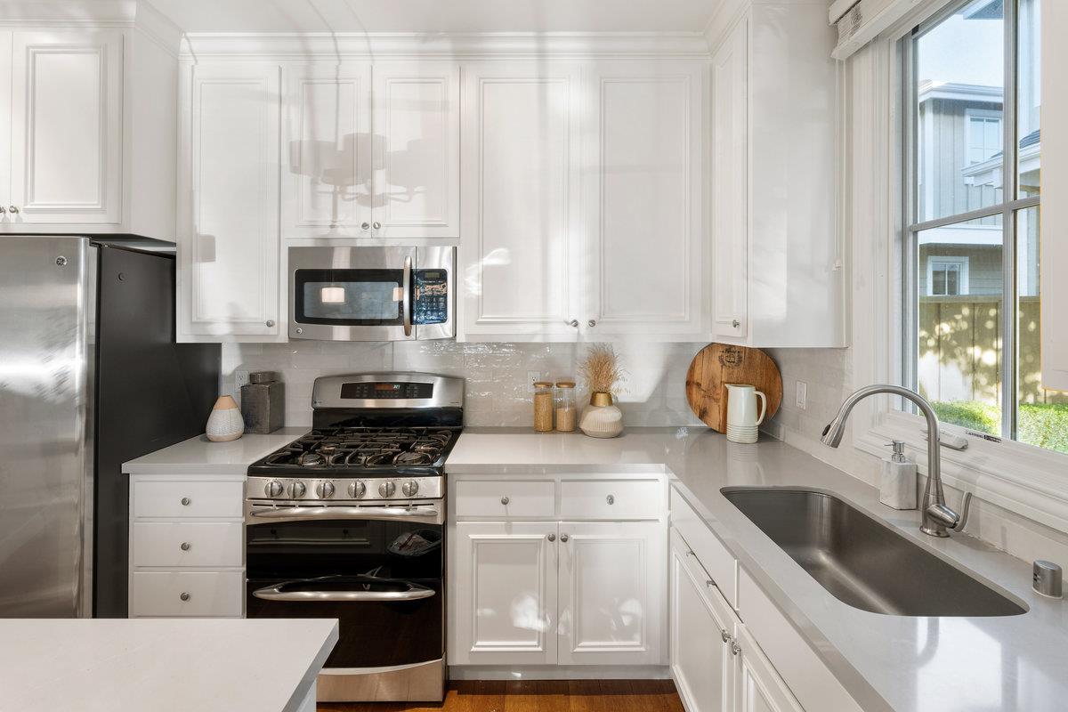 Detail Gallery Image 13 of 28 For 1587 Kentfield Ave, Redwood City,  CA 94061 - 3 Beds | 2/1 Baths