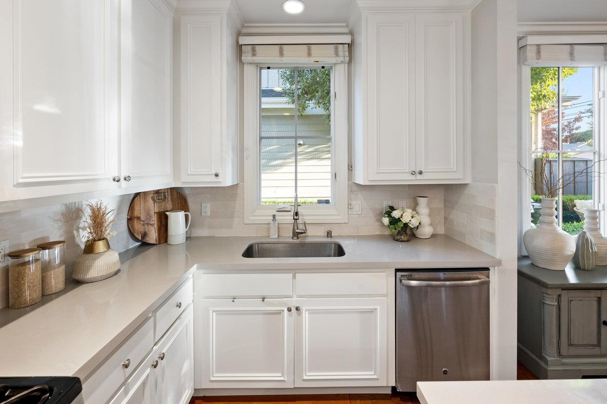 Detail Gallery Image 14 of 28 For 1587 Kentfield Ave, Redwood City,  CA 94061 - 3 Beds | 2/1 Baths