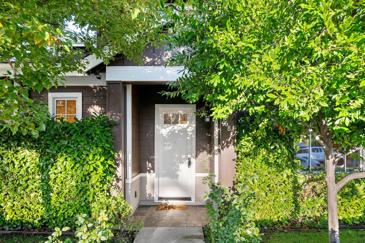 Detail Gallery Image 3 of 28 For 1587 Kentfield Ave, Redwood City,  CA 94061 - 3 Beds | 2/1 Baths