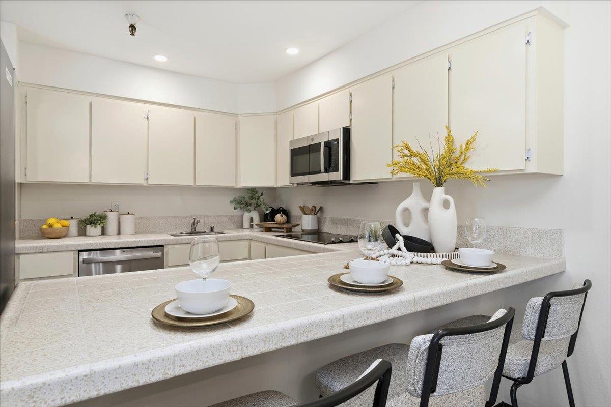 Detail Gallery Image 10 of 36 For 601 Leahy St #201,  Redwood City,  CA 94061 - 3 Beds | 2 Baths