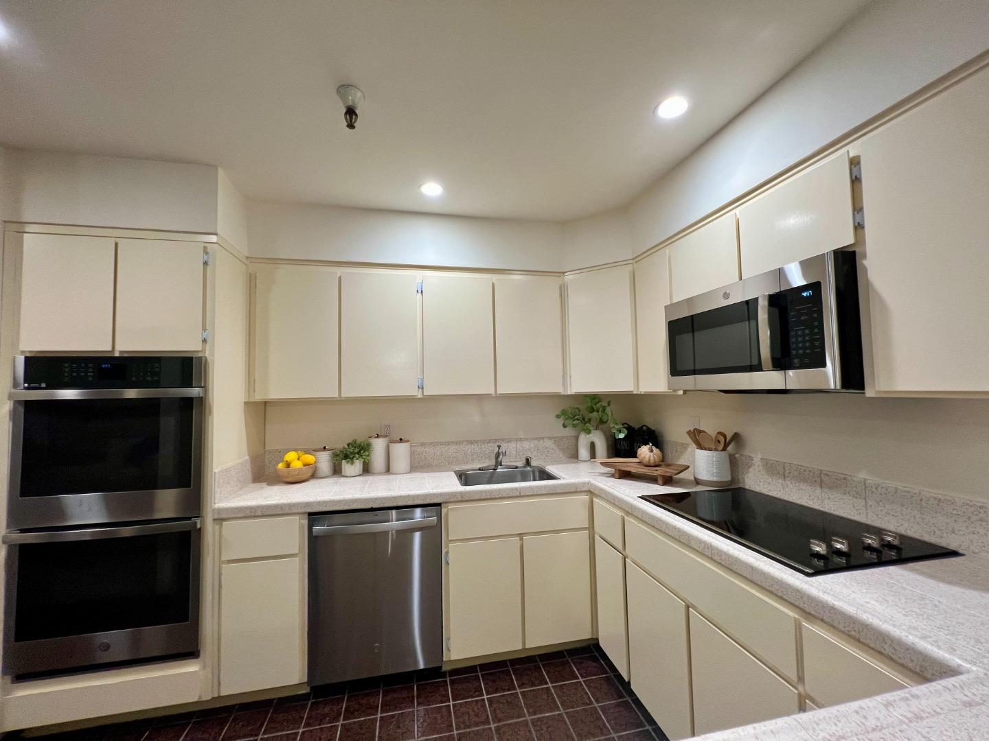 Detail Gallery Image 14 of 36 For 601 Leahy St #201,  Redwood City,  CA 94061 - 3 Beds | 2 Baths