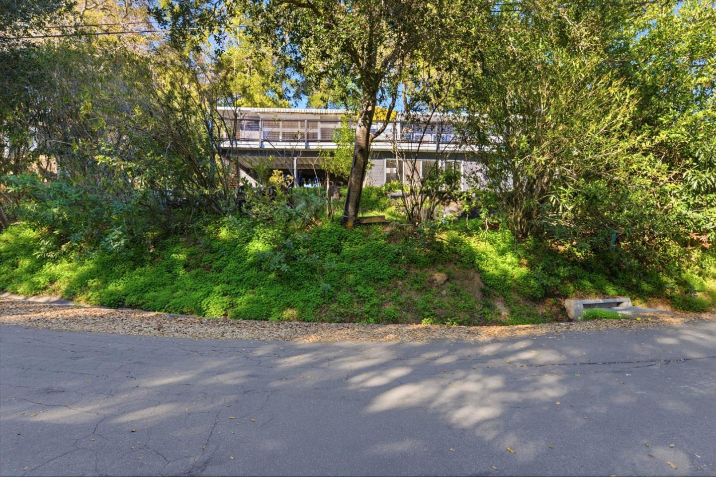 Detail Gallery Image 2 of 38 For 411 Glenwood Ave, Woodside,  CA 94062 - 3 Beds | 2 Baths