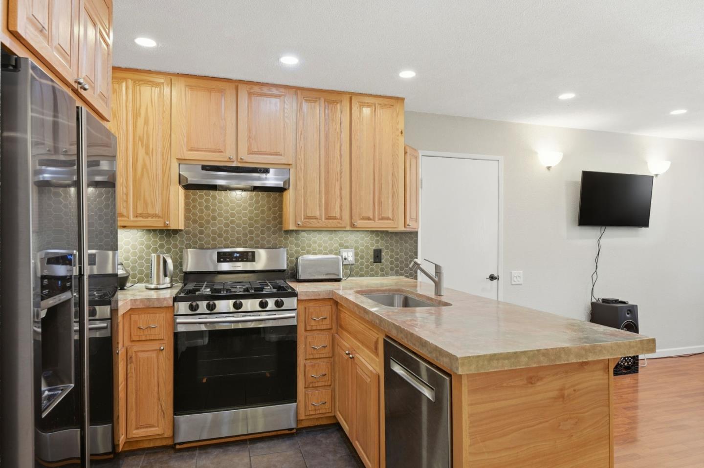 Detail Gallery Image 10 of 48 For 5453 Colony Green Dr, San Jose,  CA 95123 - 2 Beds | 2/1 Baths