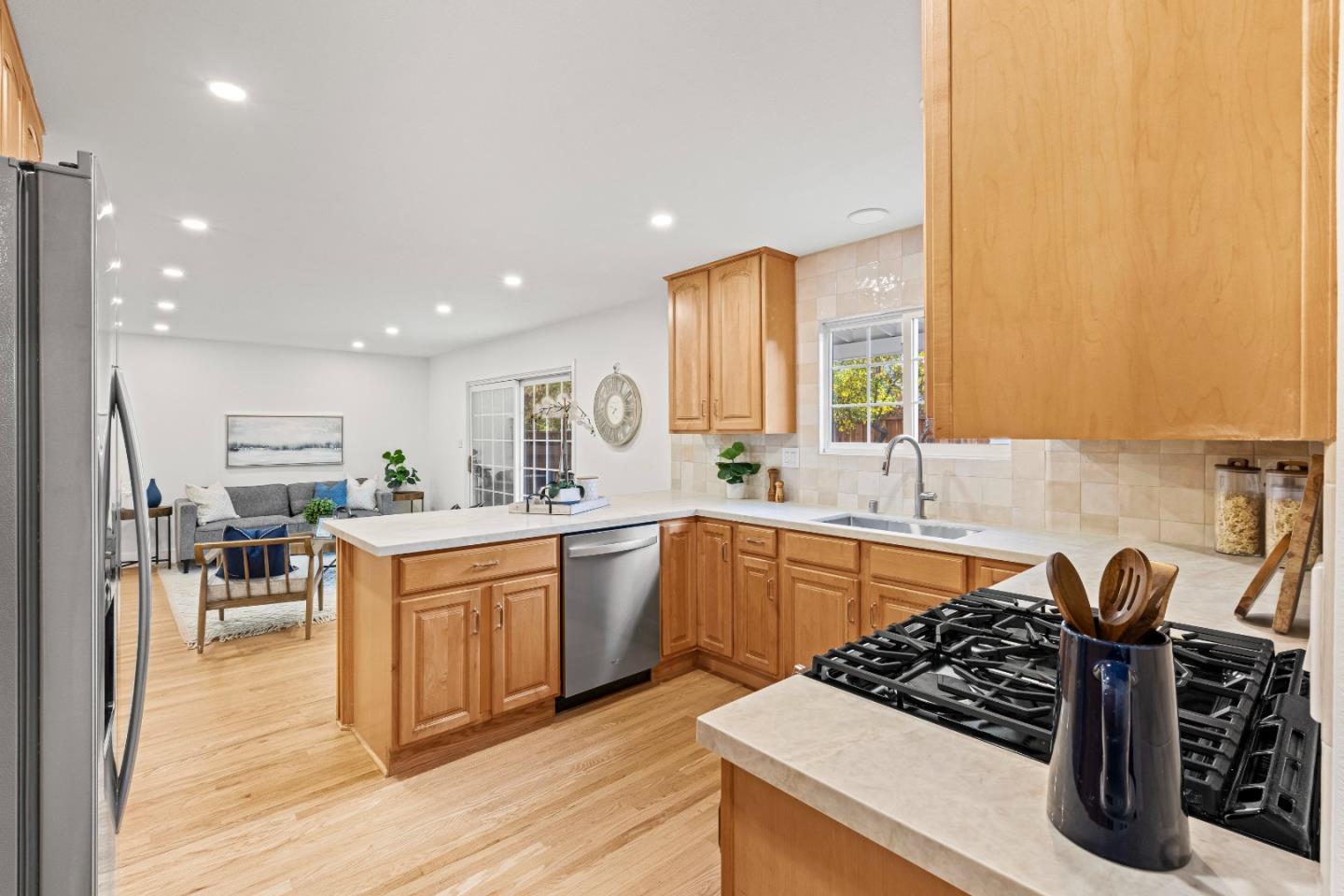 Detail Gallery Image 16 of 84 For 1688 Grizilo Dr, San Jose,  CA 95124 - 5 Beds | 2/1 Baths