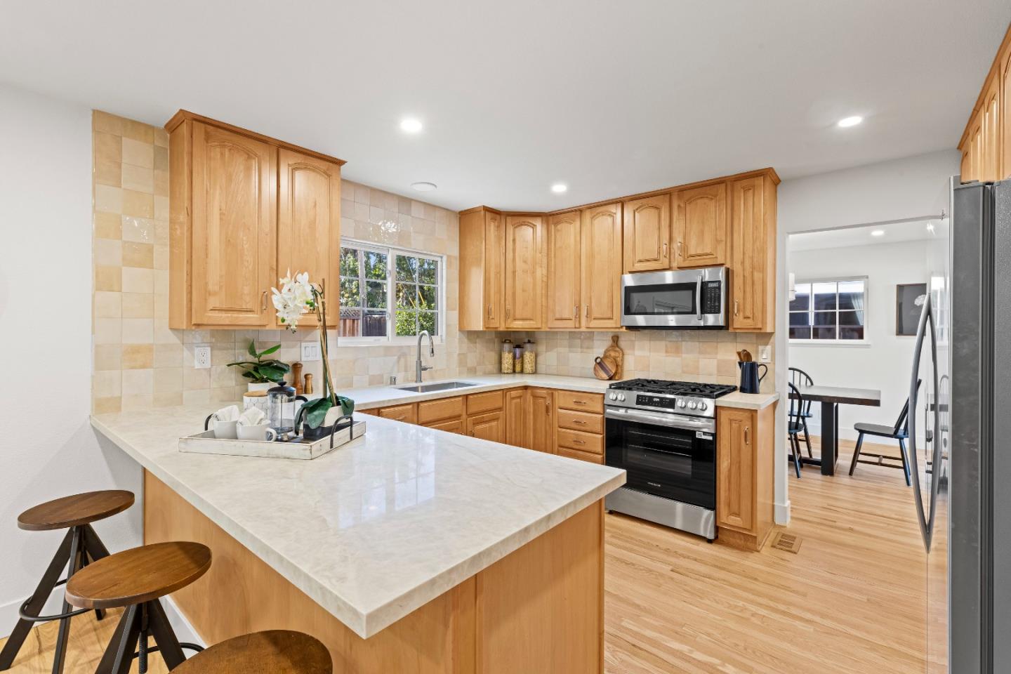 Detail Gallery Image 17 of 84 For 1688 Grizilo Dr, San Jose,  CA 95124 - 5 Beds | 2/1 Baths