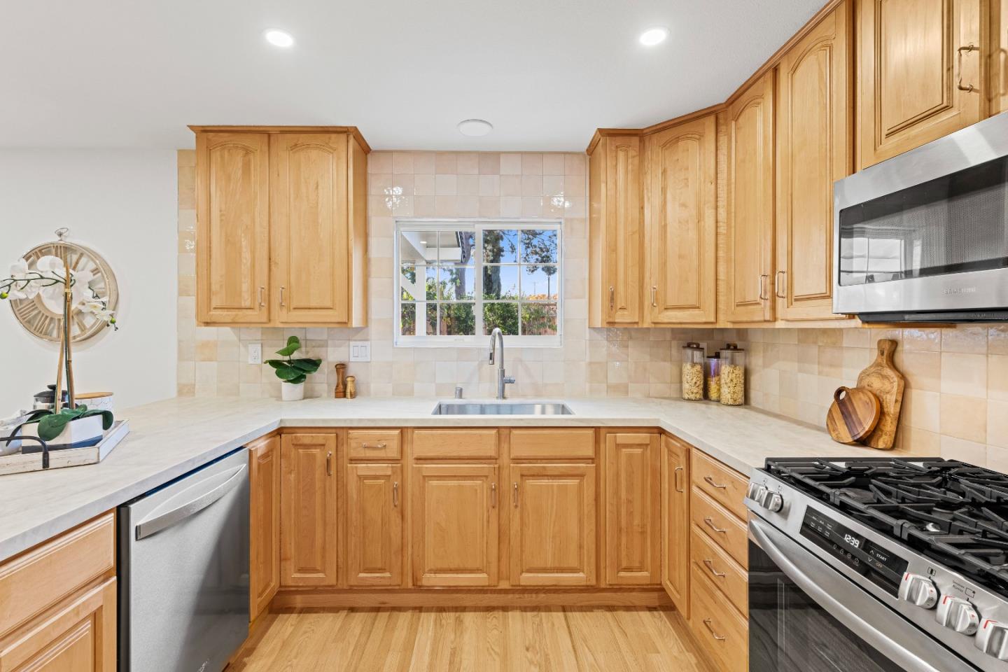 Detail Gallery Image 21 of 84 For 1688 Grizilo Dr, San Jose,  CA 95124 - 5 Beds | 2/1 Baths