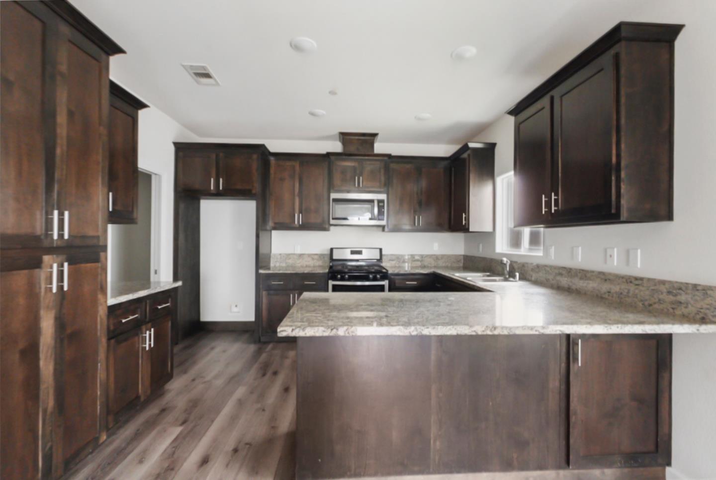 Detail Gallery Image 3 of 9 For 683 Granada Ct, Merced,  CA 95341 - 3 Beds | 2 Baths