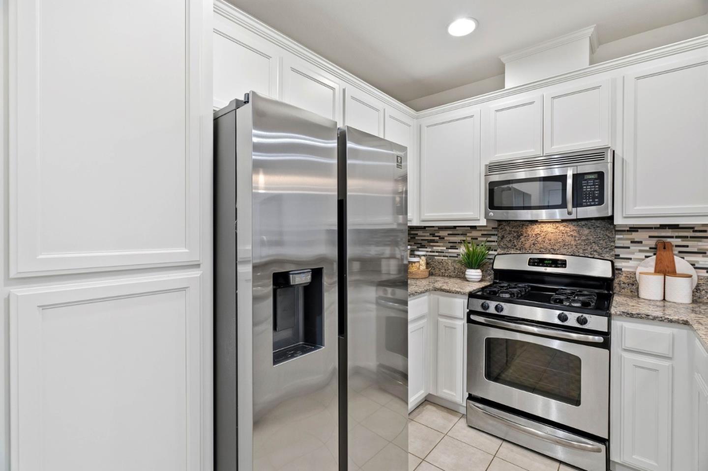 Detail Gallery Image 11 of 30 For 663 Modern Ice Dr, San Jose,  CA 95112 - 3 Beds | 2 Baths