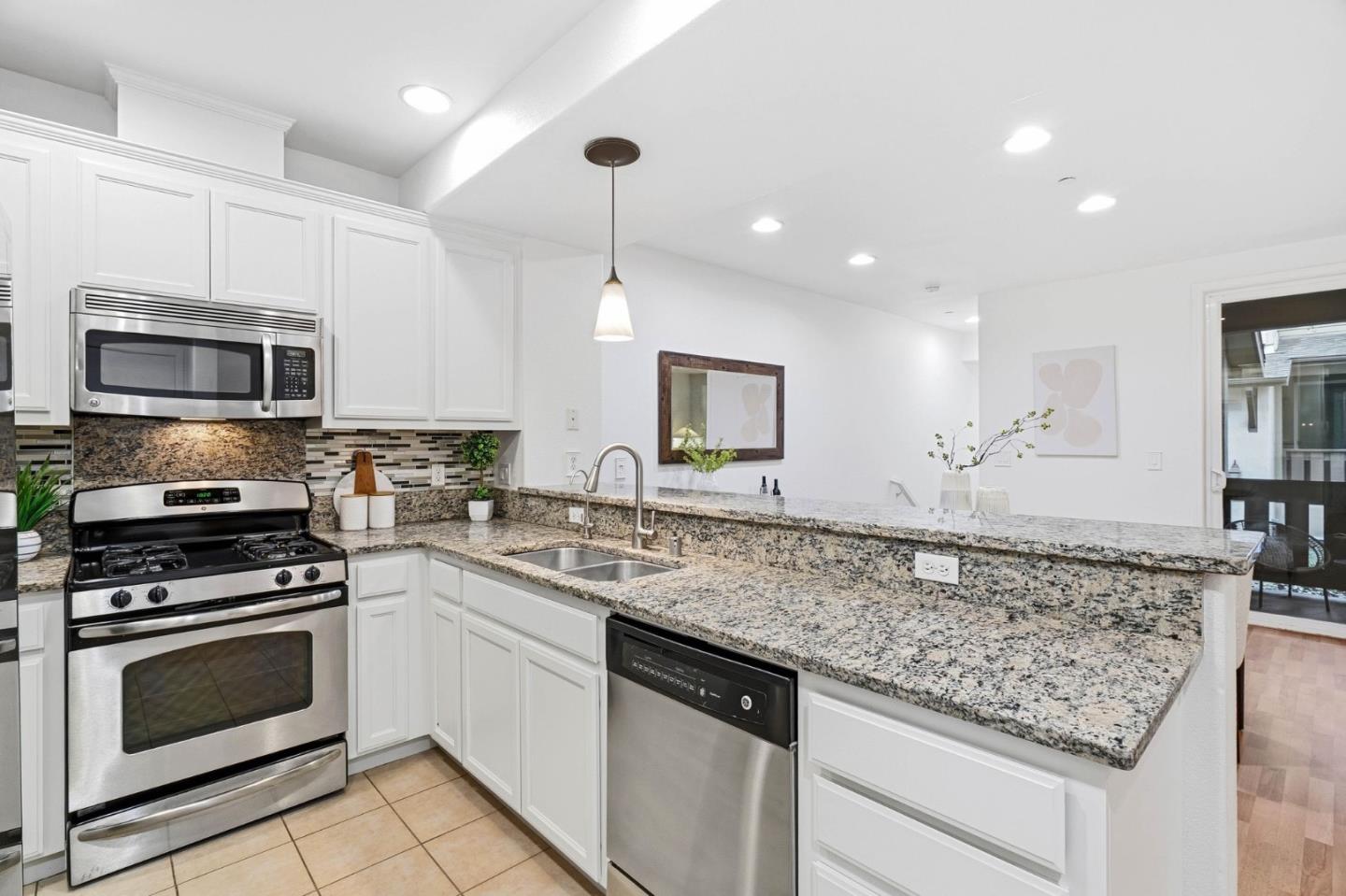 Detail Gallery Image 9 of 30 For 663 Modern Ice Dr, San Jose,  CA 95112 - 3 Beds | 2 Baths