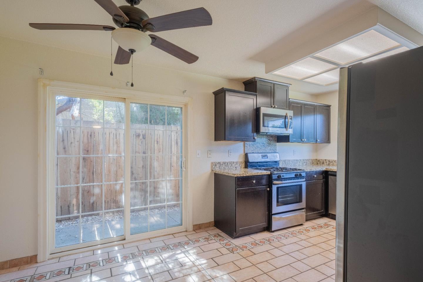 Detail Gallery Image 10 of 27 For 720 Clearview Dr, Hollister,  CA 95023 - 3 Beds | 2 Baths