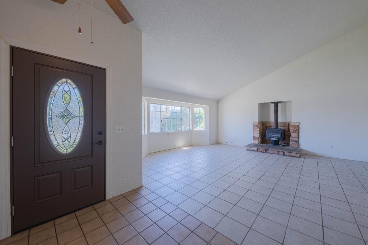 Detail Gallery Image 4 of 27 For 720 Clearview Dr, Hollister,  CA 95023 - 3 Beds | 2 Baths
