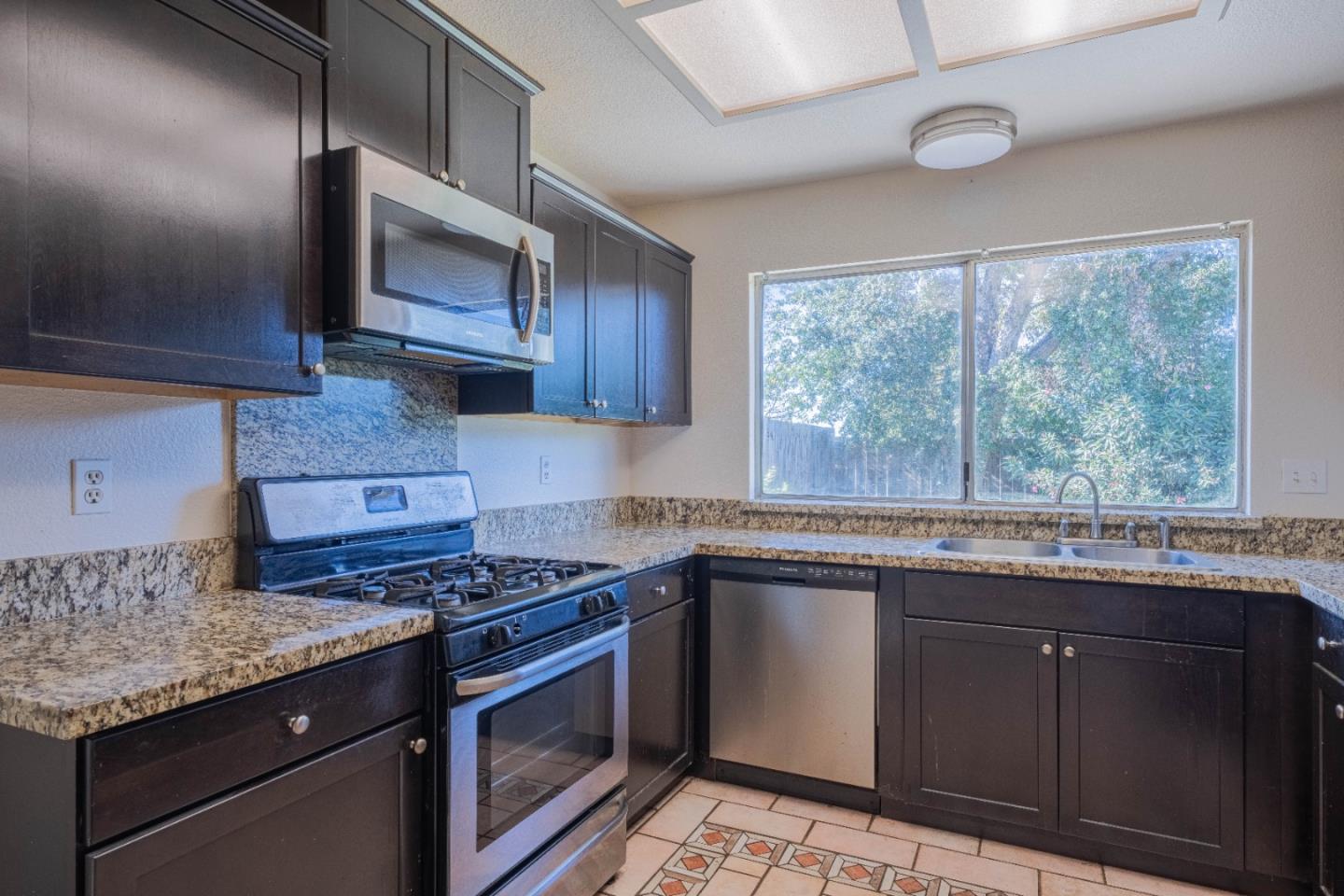 Detail Gallery Image 7 of 27 For 720 Clearview Dr, Hollister,  CA 95023 - 3 Beds | 2 Baths