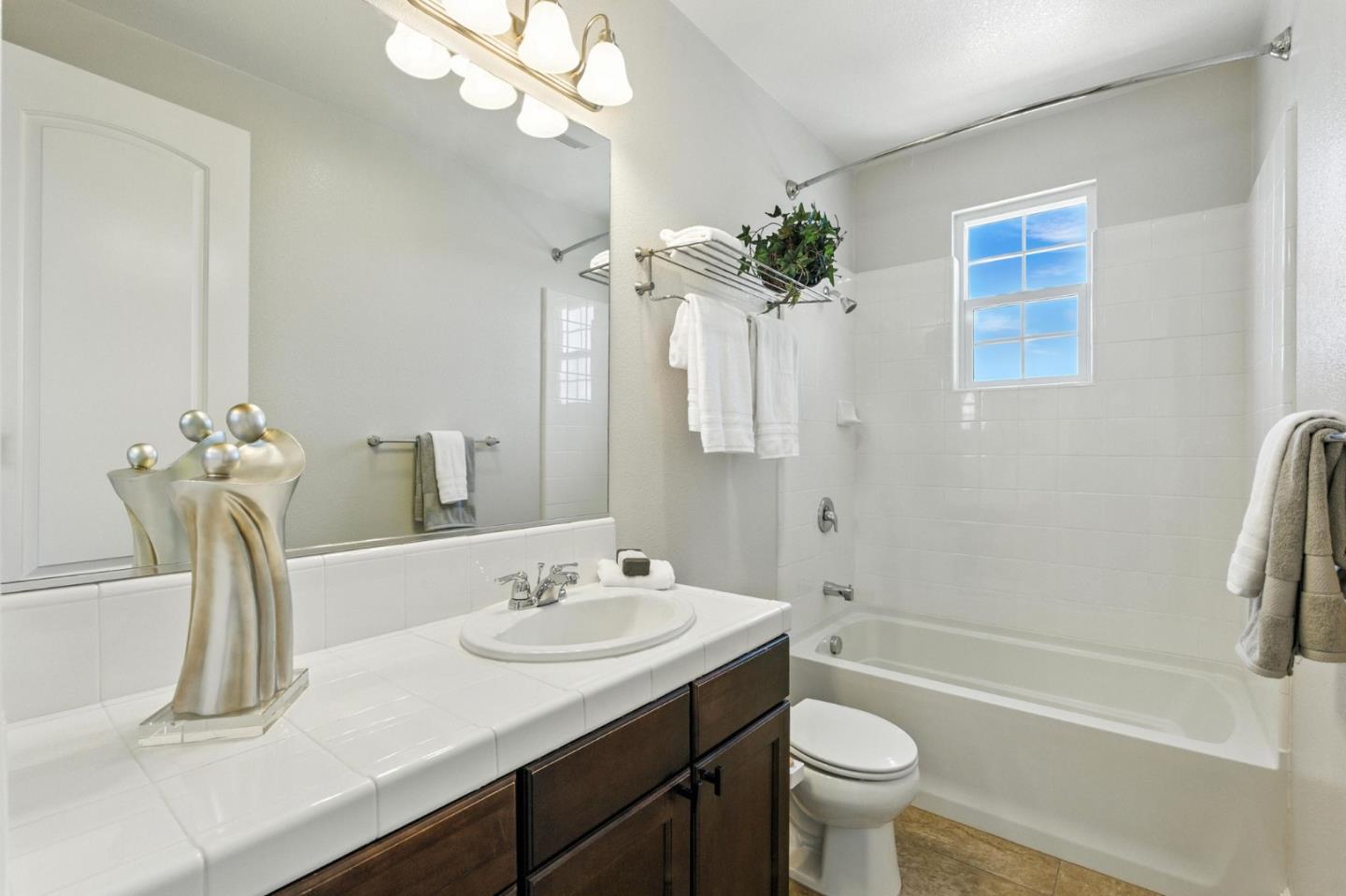 Detail Gallery Image 7 of 15 For 636 Fan Tail Way #905,  Redwood City,  CA 94063 - 2 Beds | 2/1 Baths
