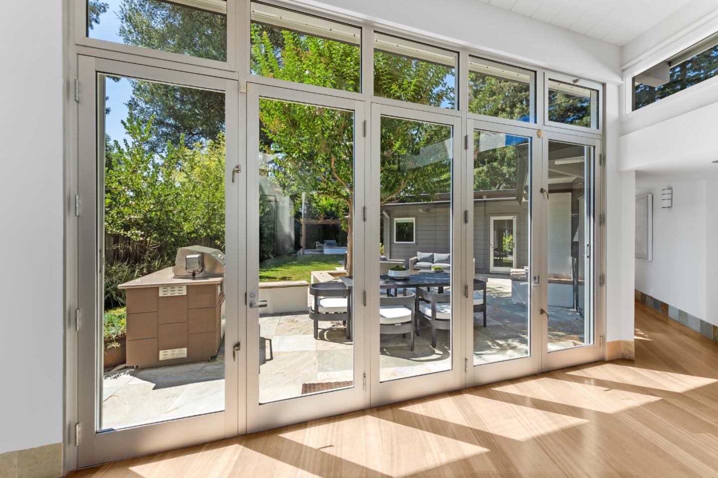 Detail Gallery Image 12 of 39 For 705 Evergreen St, Menlo Park,  CA 94025 - 5 Beds | 3/1 Baths