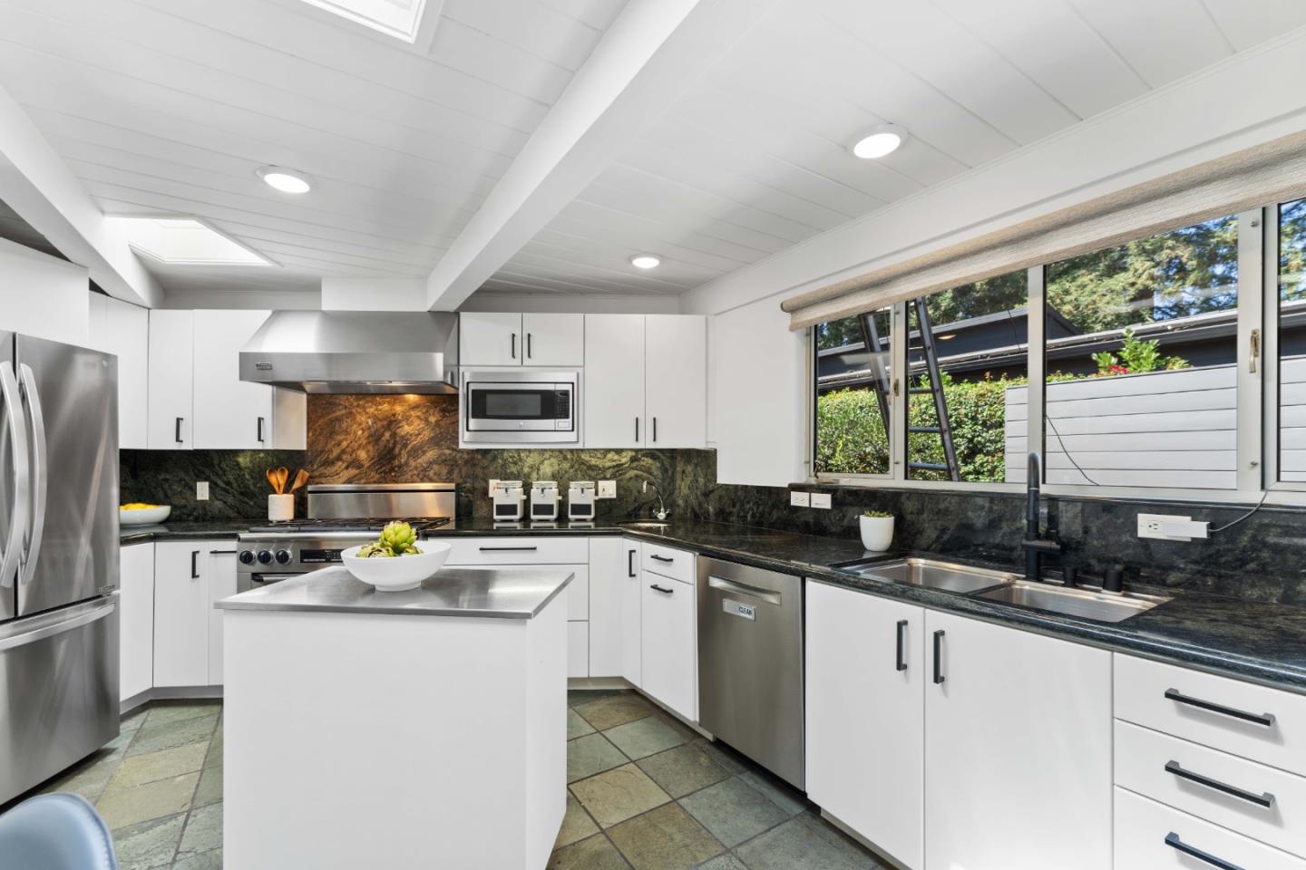 Detail Gallery Image 15 of 39 For 705 Evergreen St, Menlo Park,  CA 94025 - 5 Beds | 3/1 Baths