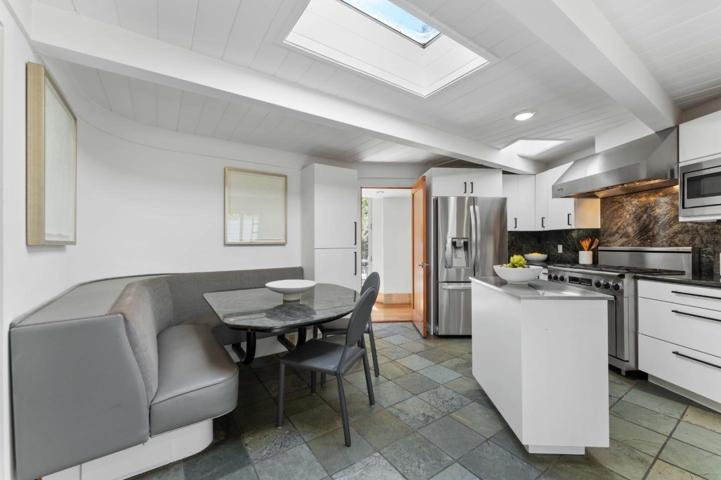 Detail Gallery Image 16 of 39 For 705 Evergreen St, Menlo Park,  CA 94025 - 5 Beds | 3/1 Baths