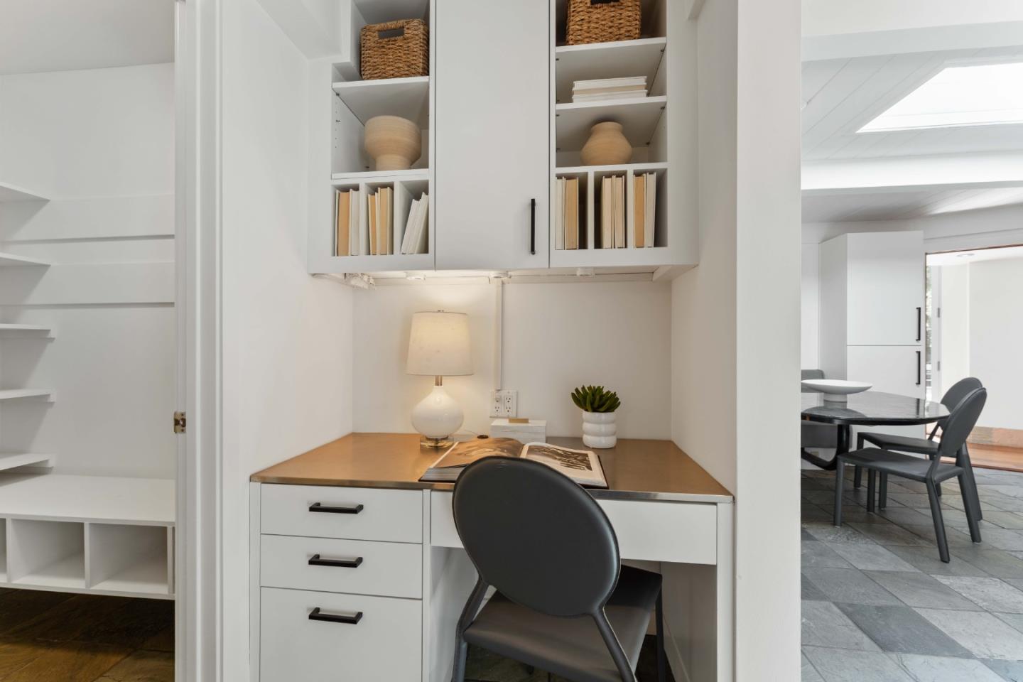 Detail Gallery Image 17 of 39 For 705 Evergreen St, Menlo Park,  CA 94025 - 5 Beds | 3/1 Baths