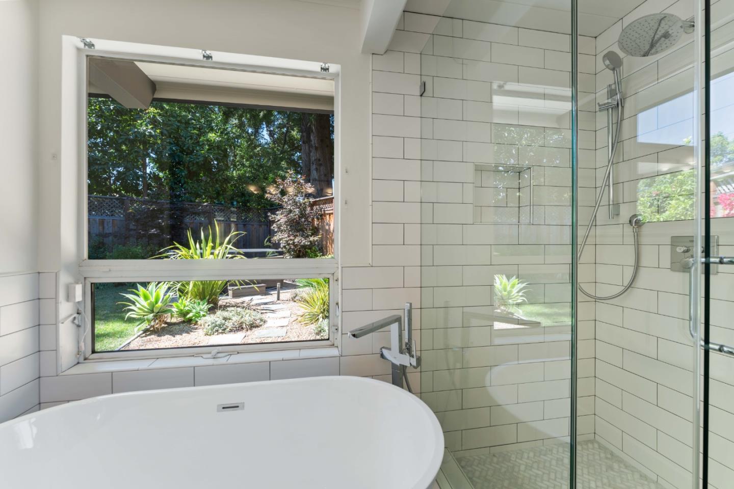 Detail Gallery Image 24 of 39 For 705 Evergreen St, Menlo Park,  CA 94025 - 5 Beds | 3/1 Baths