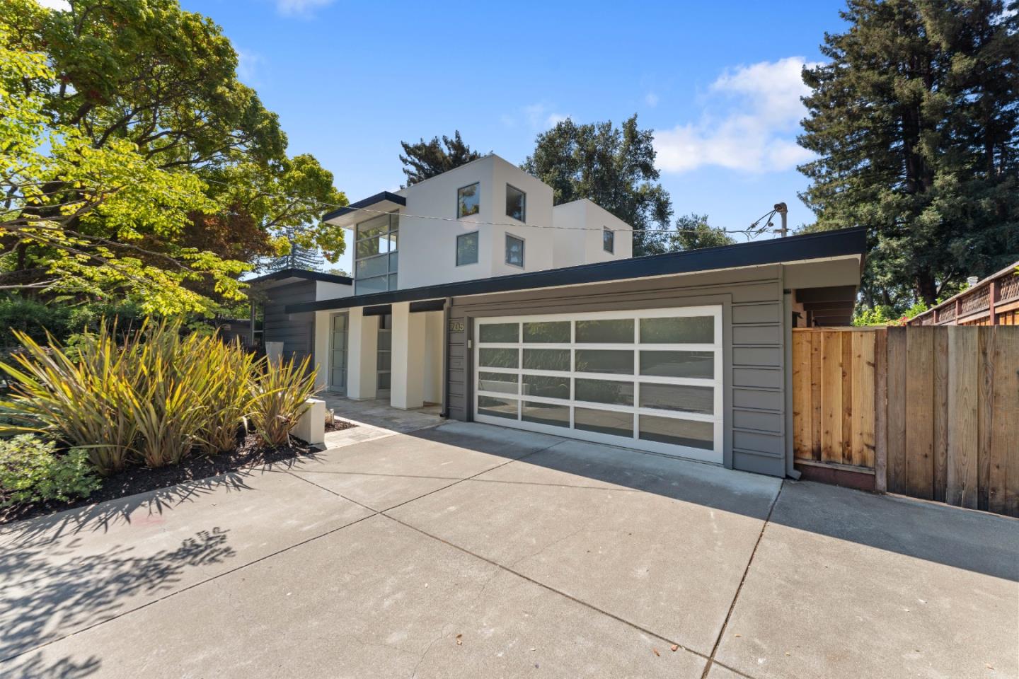 Detail Gallery Image 3 of 39 For 705 Evergreen St, Menlo Park,  CA 94025 - 5 Beds | 3/1 Baths