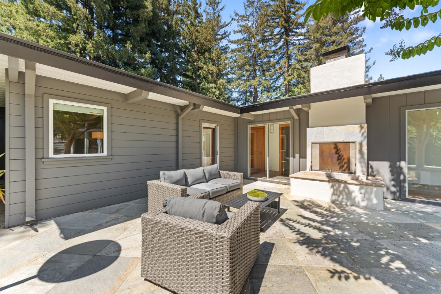 Detail Gallery Image 35 of 39 For 705 Evergreen St, Menlo Park,  CA 94025 - 5 Beds | 3/1 Baths