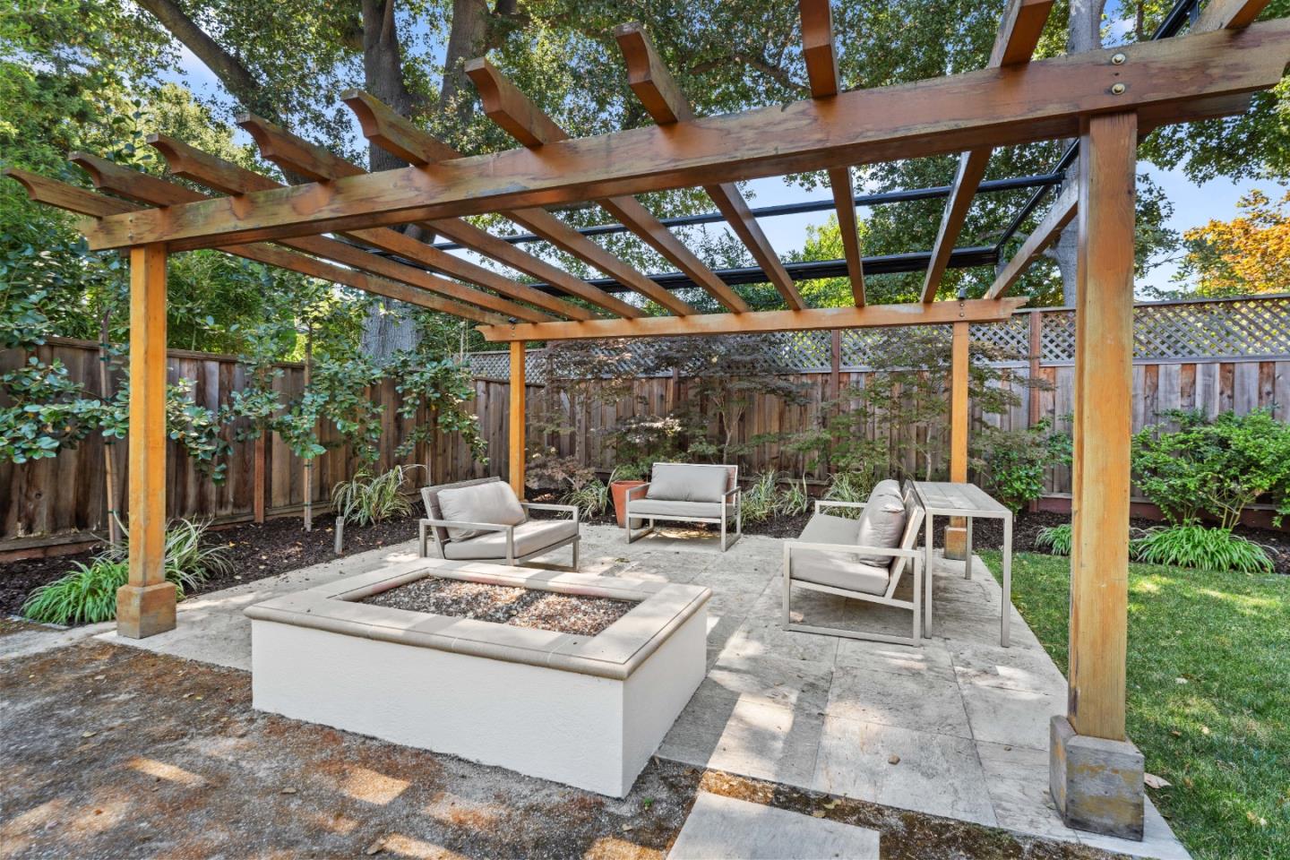 Detail Gallery Image 37 of 39 For 705 Evergreen St, Menlo Park,  CA 94025 - 5 Beds | 3/1 Baths