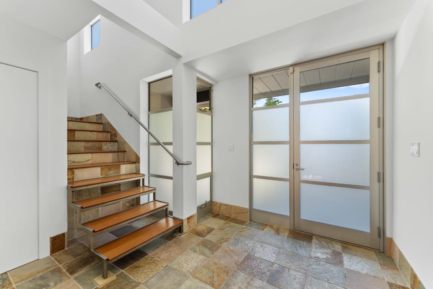 Detail Gallery Image 5 of 39 For 705 Evergreen St, Menlo Park,  CA 94025 - 5 Beds | 3/1 Baths