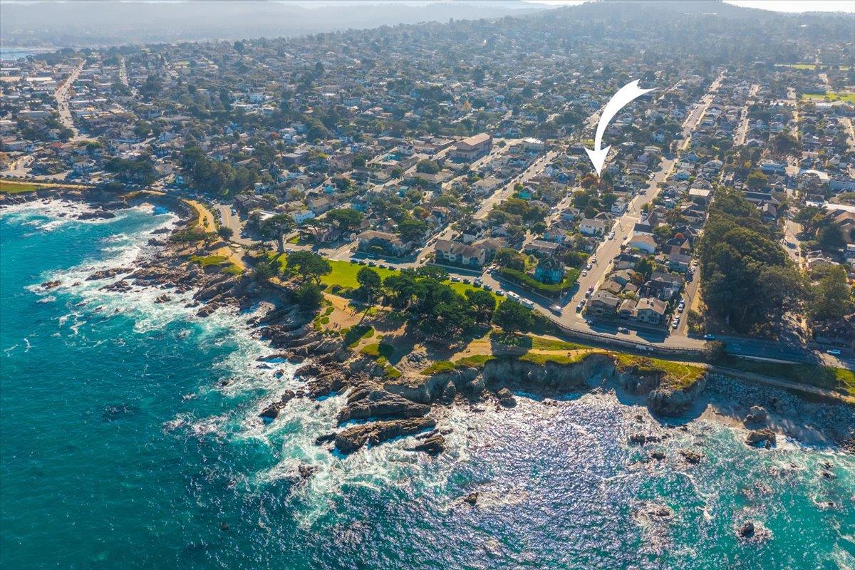 Detail Gallery Image 5 of 45 For 142 11th St, Pacific Grove,  CA 93950 - 2 Beds | 2 Baths