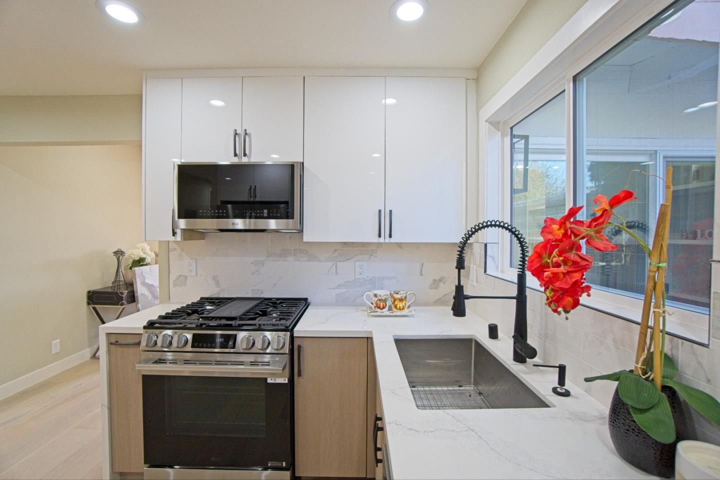 Detail Gallery Image 6 of 14 For 744 Hamilton Ln, Santa Clara,  CA 95051 - 3 Beds | 2 Baths