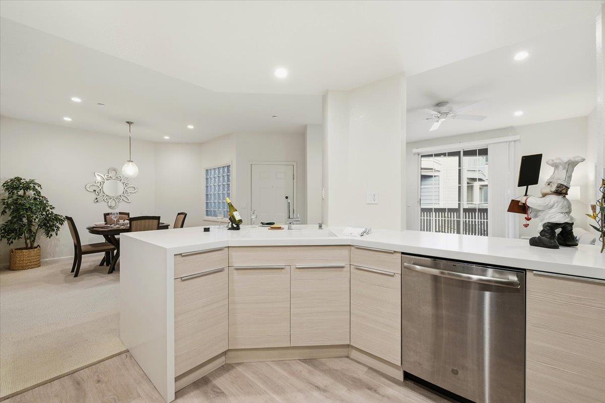 Detail Gallery Image 9 of 23 For 608 Arcadia Ter #201,  Sunnyvale,  CA 94085 - 3 Beds | 2 Baths