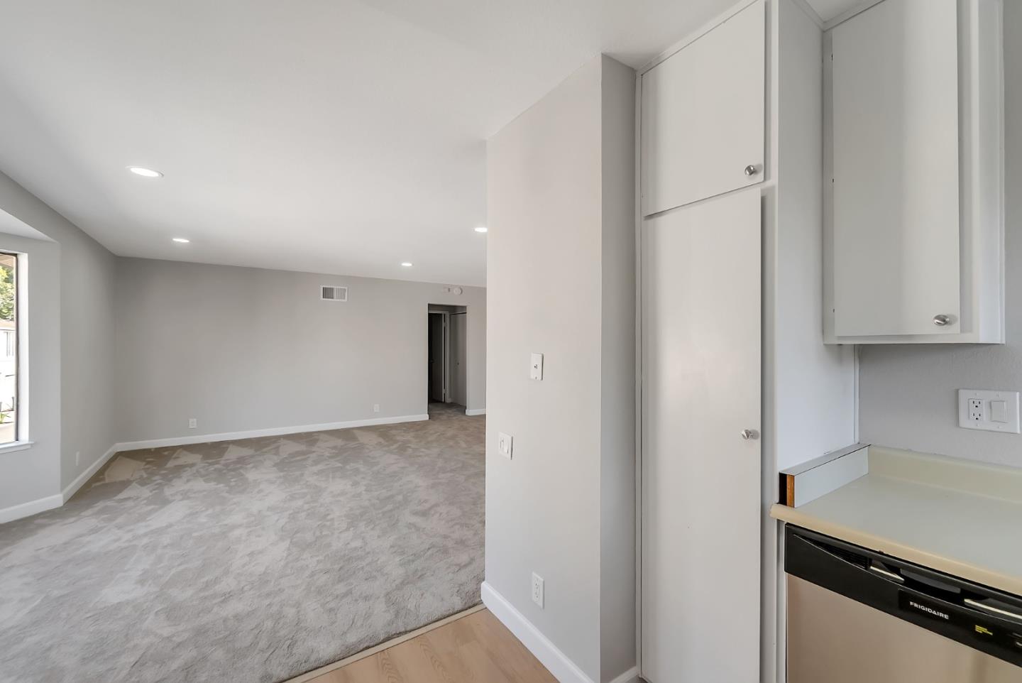 Detail Gallery Image 5 of 26 For 156 Kenbrook Cir, San Jose,  CA 95111 - 1 Beds | 1 Baths