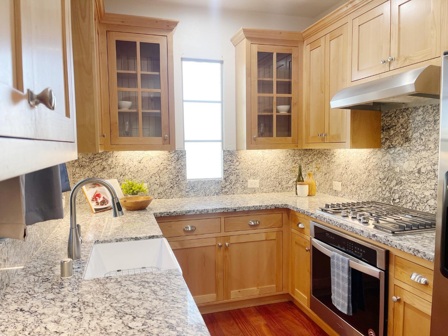 Detail Gallery Image 10 of 31 For 1325 Dahlia Loop, San Jose,  CA 95126 - 3 Beds | 2/1 Baths