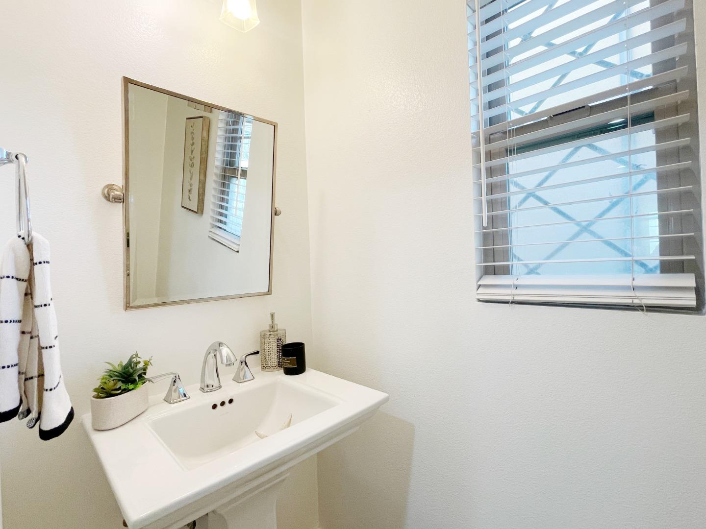 Detail Gallery Image 11 of 31 For 1325 Dahlia Loop, San Jose,  CA 95126 - 3 Beds | 2/1 Baths