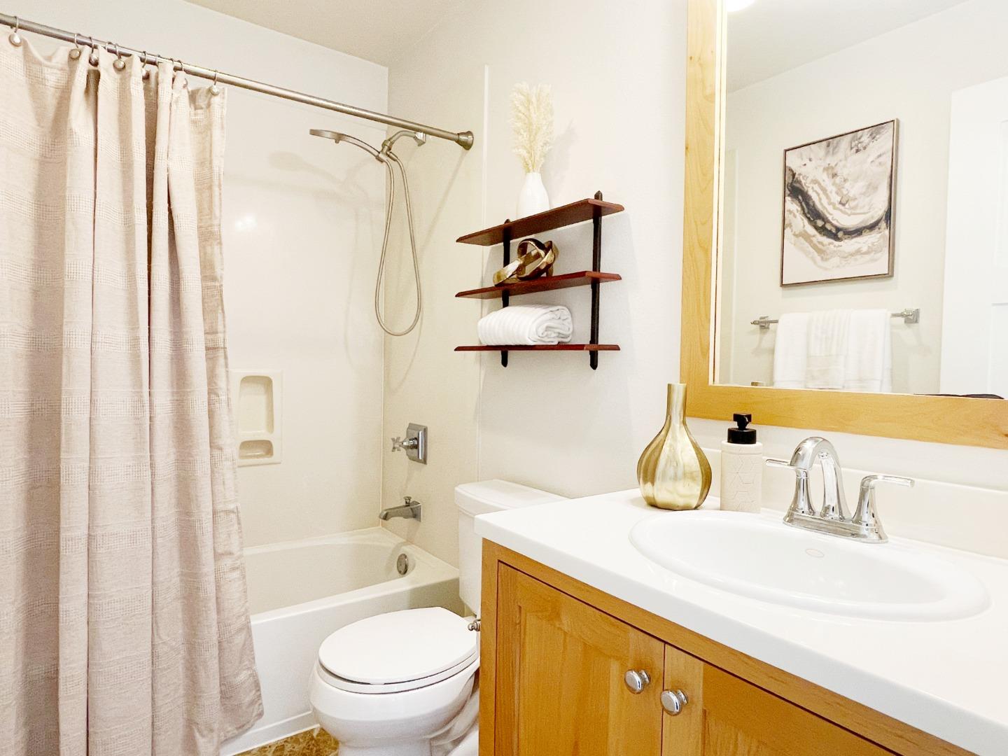 Detail Gallery Image 14 of 31 For 1325 Dahlia Loop, San Jose,  CA 95126 - 3 Beds | 2/1 Baths