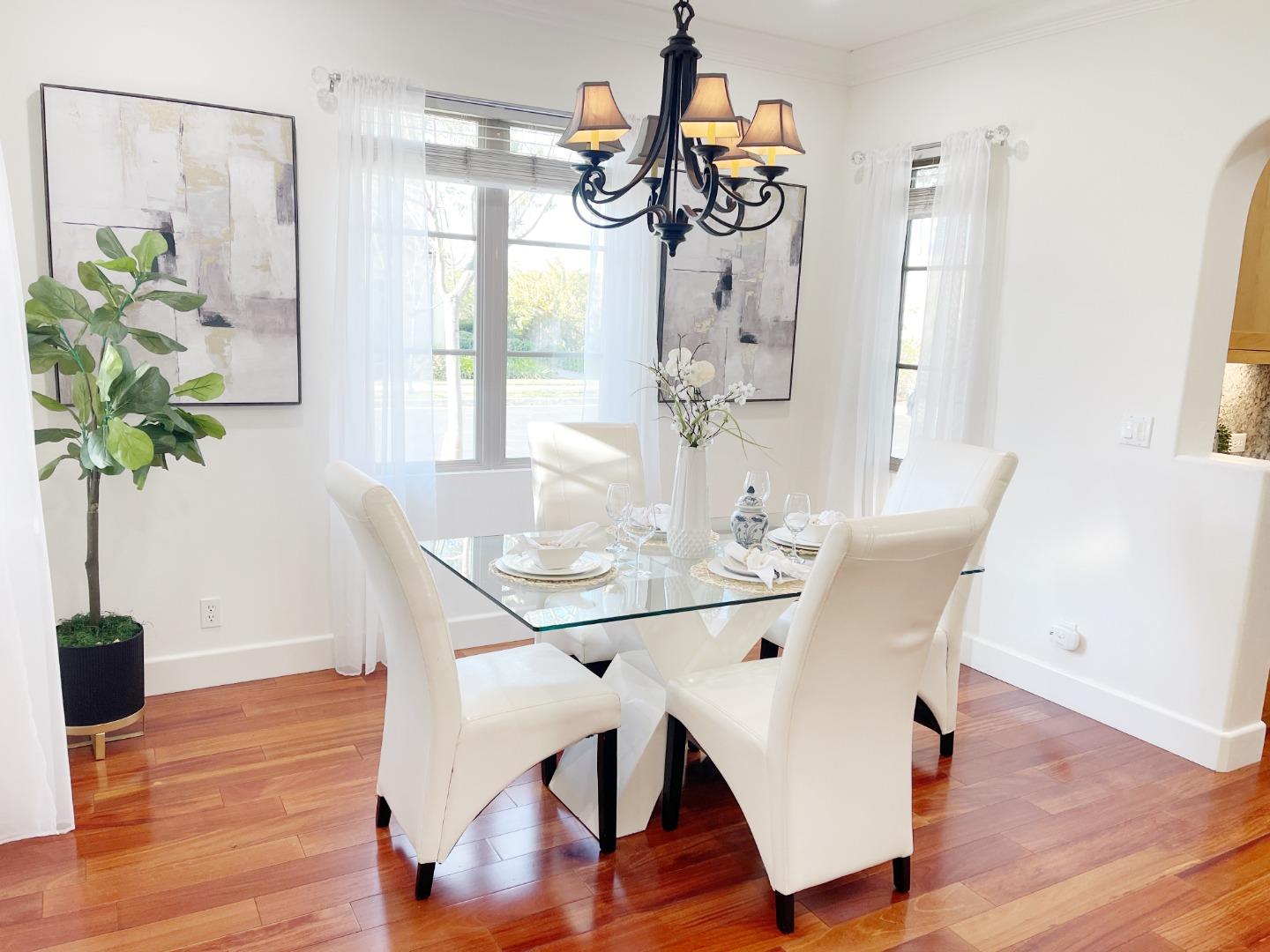 Detail Gallery Image 4 of 31 For 1325 Dahlia Loop, San Jose,  CA 95126 - 3 Beds | 2/1 Baths