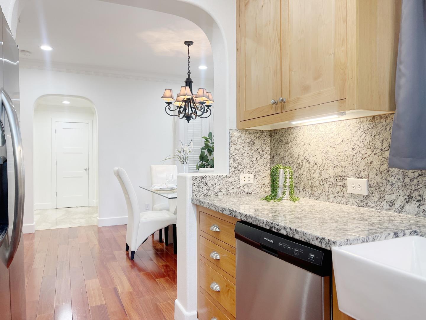 Detail Gallery Image 8 of 31 For 1325 Dahlia Loop, San Jose,  CA 95126 - 3 Beds | 2/1 Baths