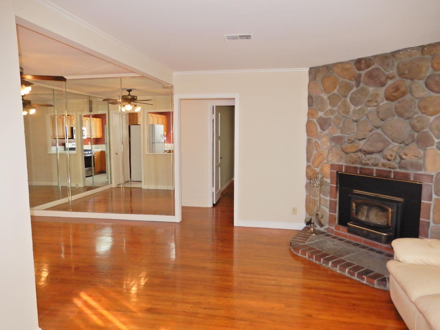 Detail Gallery Image 4 of 21 For 2060 Pulgas Ave, East Palo Alto,  CA 94303 - 4 Beds | 2 Baths