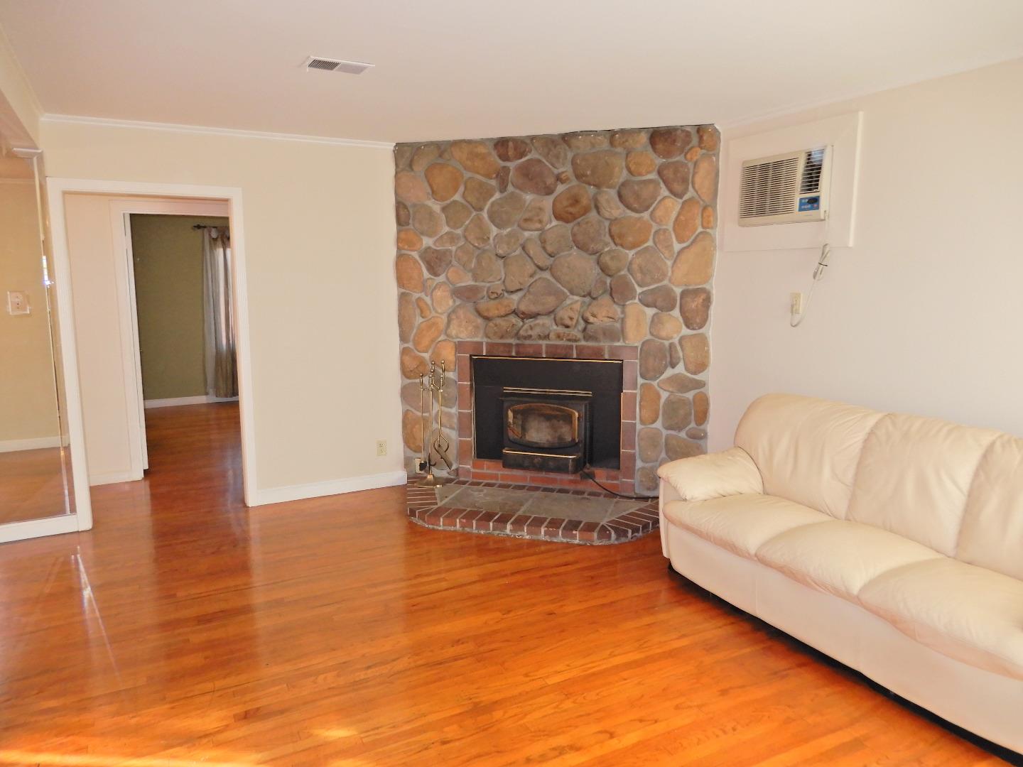 Detail Gallery Image 5 of 21 For 2060 Pulgas Ave, East Palo Alto,  CA 94303 - 4 Beds | 2 Baths