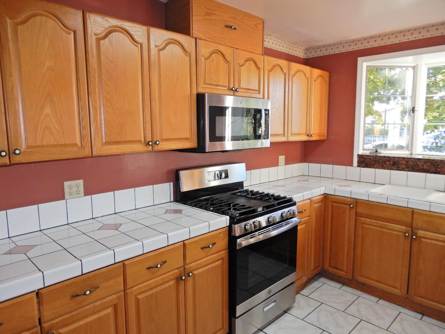 Detail Gallery Image 7 of 21 For 2060 Pulgas Ave, East Palo Alto,  CA 94303 - 4 Beds | 2 Baths