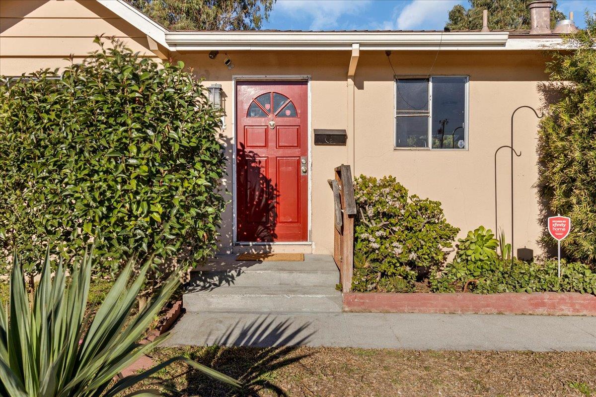 Detail Gallery Image 4 of 24 For 344 Pueblo Dr, Salinas,  CA 93906 - 3 Beds | 2 Baths