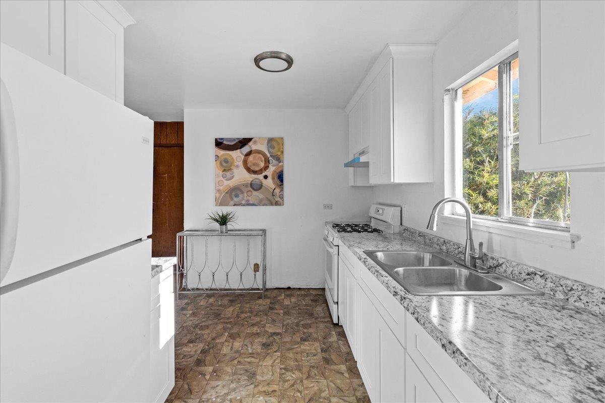 Detail Gallery Image 9 of 24 For 344 Pueblo Dr, Salinas,  CA 93906 - 3 Beds | 2 Baths