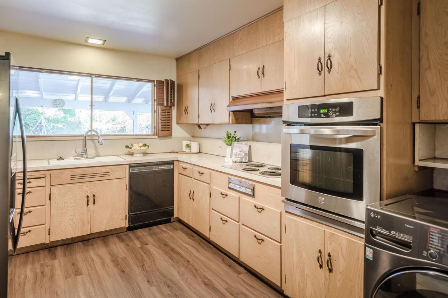 Detail Gallery Image 13 of 40 For 16 Granite Ct, San Carlos,  CA 94070 - 2 Beds | 2 Baths