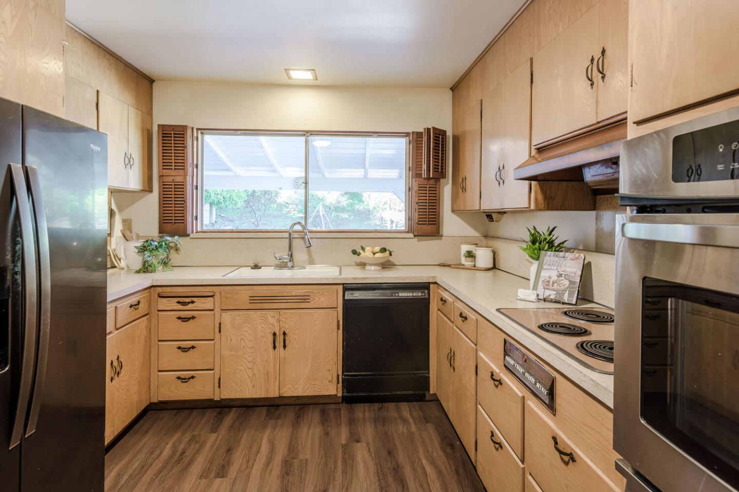 Detail Gallery Image 14 of 40 For 16 Granite Ct, San Carlos,  CA 94070 - 2 Beds | 2 Baths