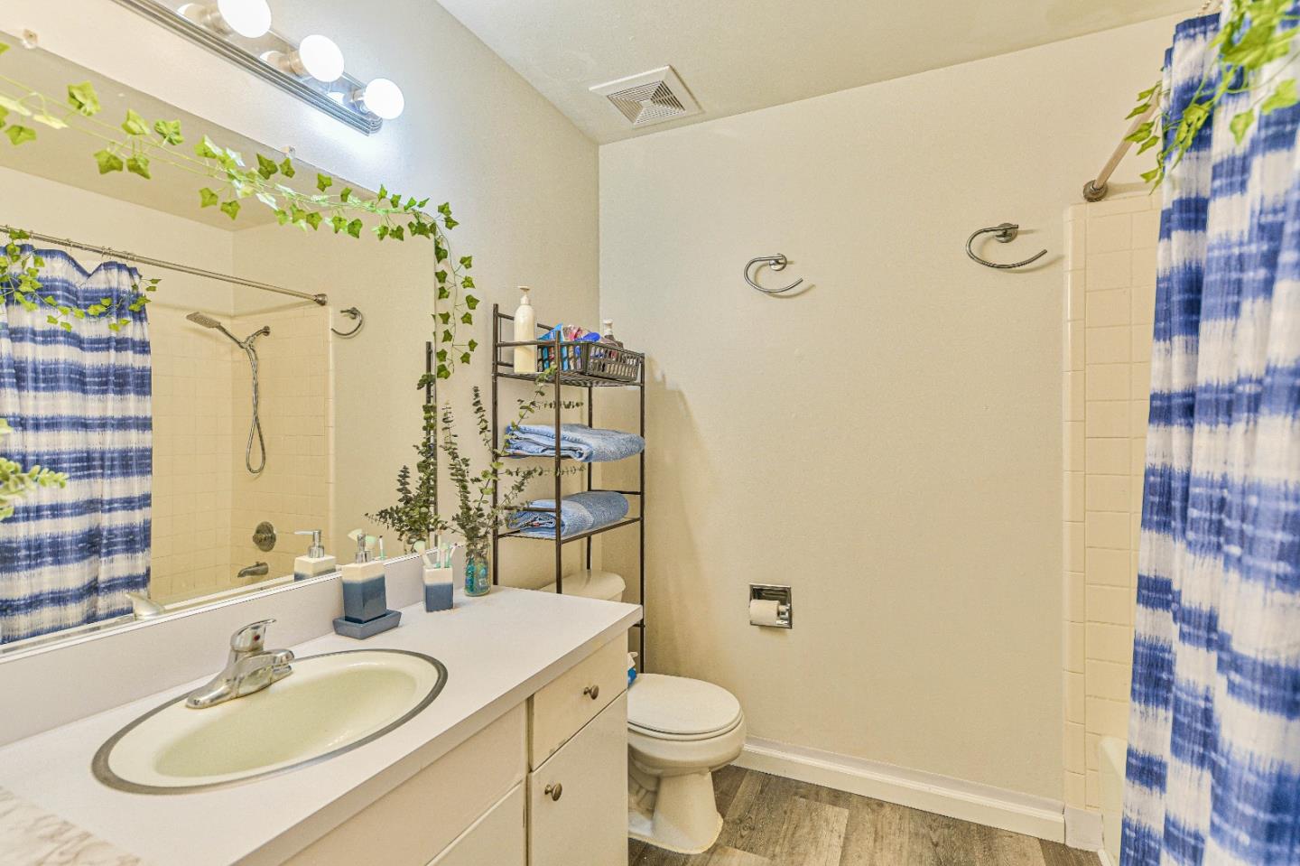 Detail Gallery Image 11 of 25 For 158 Kern St #11,  Salinas,  CA 93905 - 2 Beds | 1 Baths