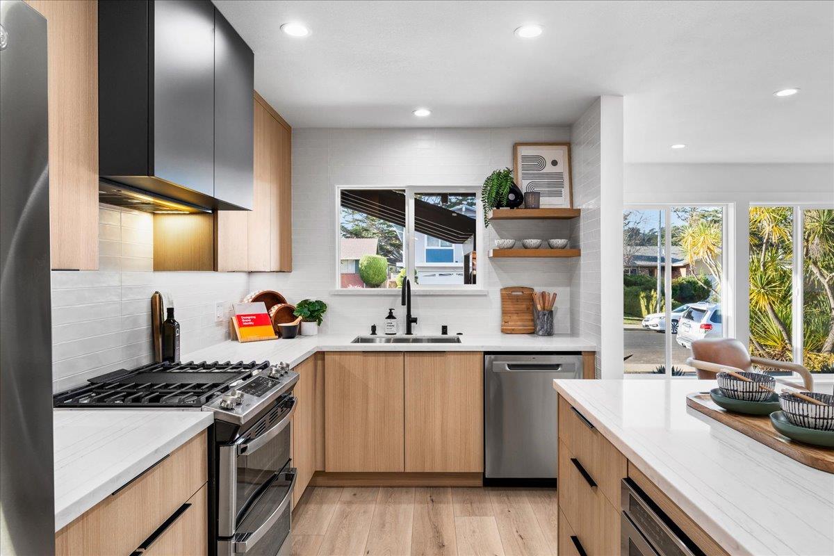 Detail Gallery Image 10 of 43 For 2319 Tipperary Ave, South San Francisco,  CA 94080 - 4 Beds | 2 Baths